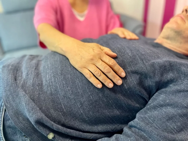 Achtsame Berührung im Jin Shin Jyutsu Sanfte Handpositionen bei einer Jin-Shin-Jyutsu-Anwendung in entspannter Praxisatmosphäre.