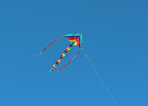 Bunter Drache am Himmel
