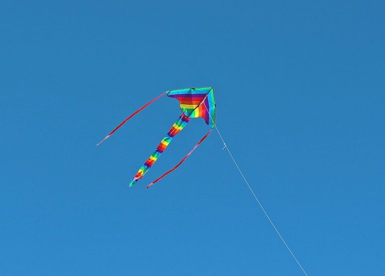 Bunter Drache am Himmel