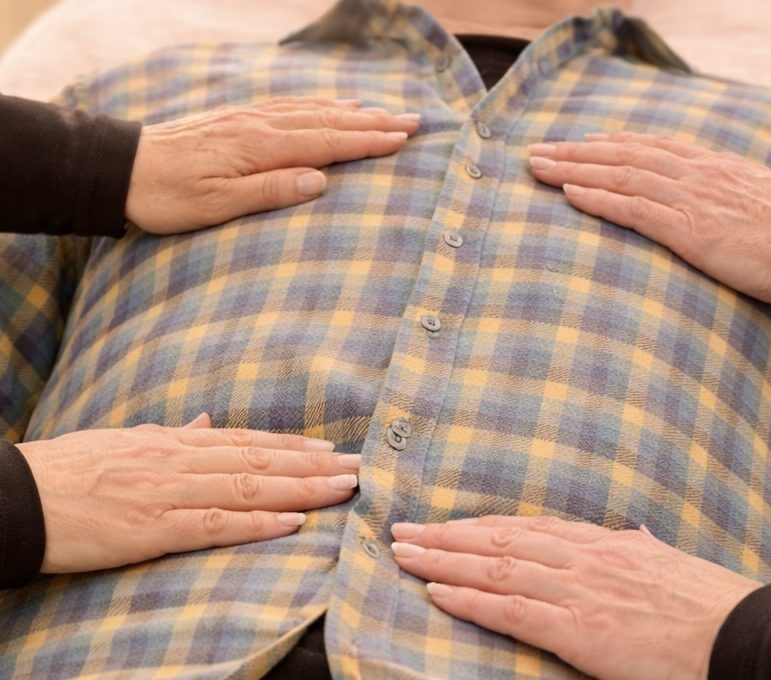 Sanfte Handauflegung beim Jin Shin Jyutsu zur Aktivierung des Energieflusses im Liegen