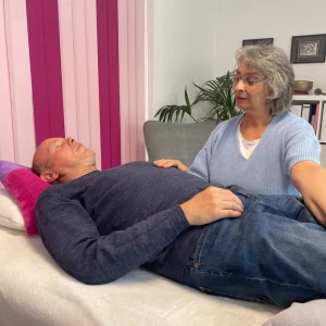 Jin Shin Jyutsu Behandlung in entspannter Atmosphäre mit sanften Handpositionen.