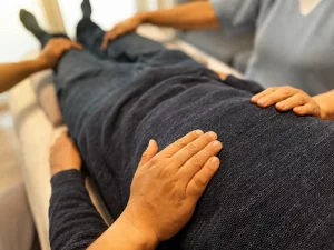Jin Shin Jyutsu Strömgruppe mit sanften Handpositionen zur Förderung von Entspannung und innerem Energiefluss.