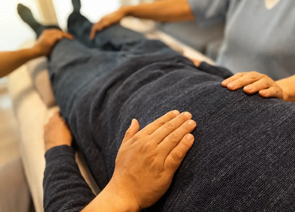 Jin Shin Jyutsu Strömgruppe mit sanften Handpositionen zur Förderung von Entspannung und innerem Energiefluss.