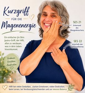 Frau zeigt einen Jin-Shin-Jyutsu-Selbsthilfegriff für die Magenenergie mit einer Hand am Wangenknochen und einer Hand unterhalb des Schlüsselbeins.