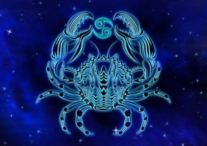 Illustration des Sternzeichens Krebs mit dem Tierkreiszeichen auf blauem Sternenhimmel als Symbol für die Milzenergie im Jin Shin Jyutsu.